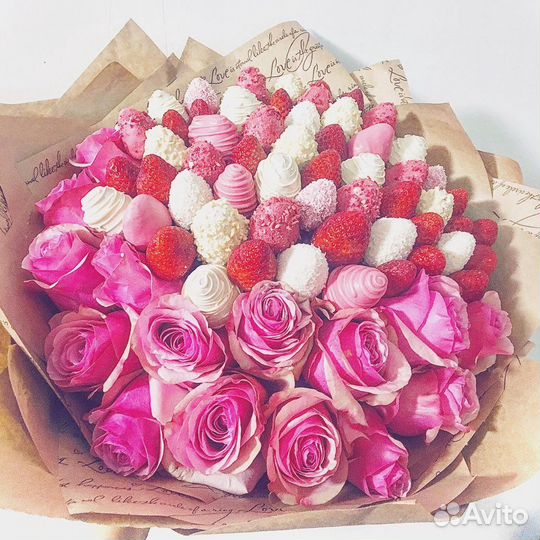 Шикарные букеты из клубники и роз