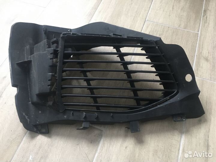 Решетка переднего бампера правая Peugeot 3008 2