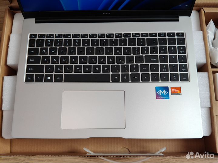 Honor MagicBook X16 2024