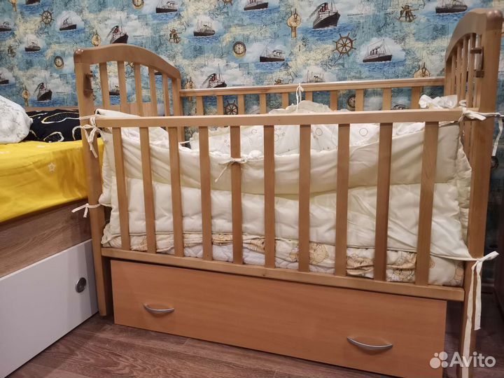 Детская кроватка с маятником