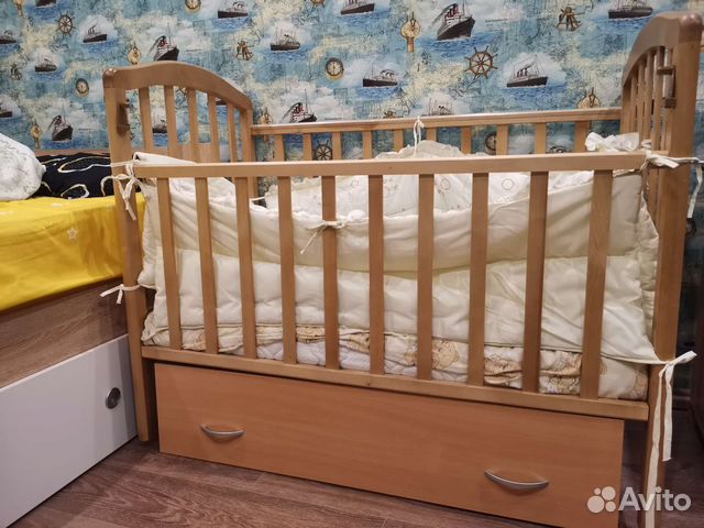 Детская кроватка с маятником