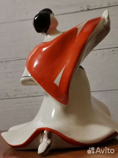 Статуэтка Кармен. Испанский танец с платком