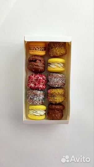 Набор макарон, пирожное