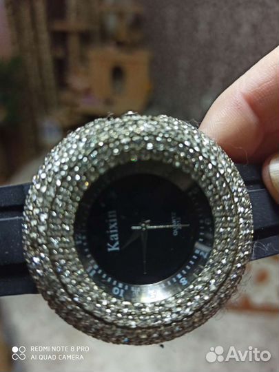 Часы с камнями