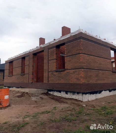 Бригада строителей каменщики