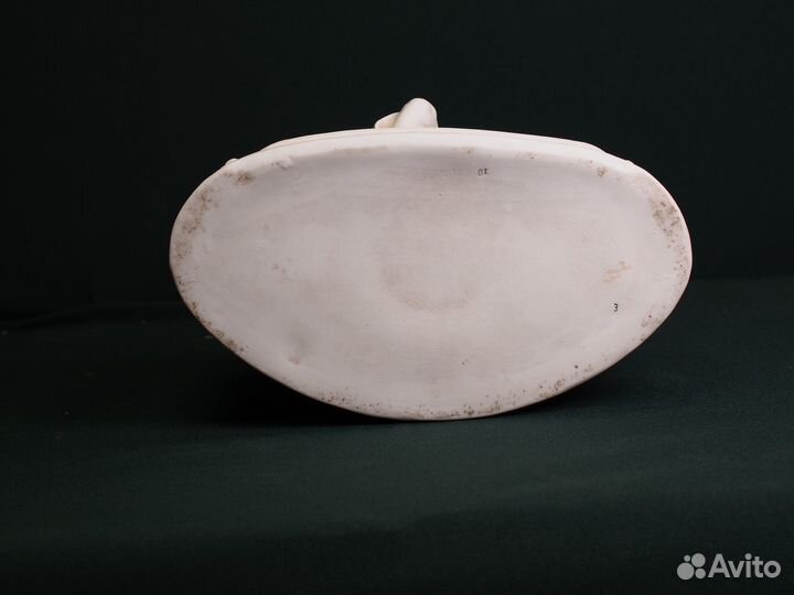 Фарфоровая ваза Пара на скамье. Hertwig. Германия