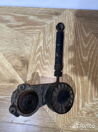 Натяжитель ремня Mercedes E w124