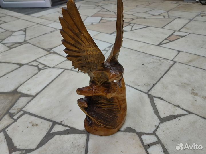 Статуэтка из дерева. Орел