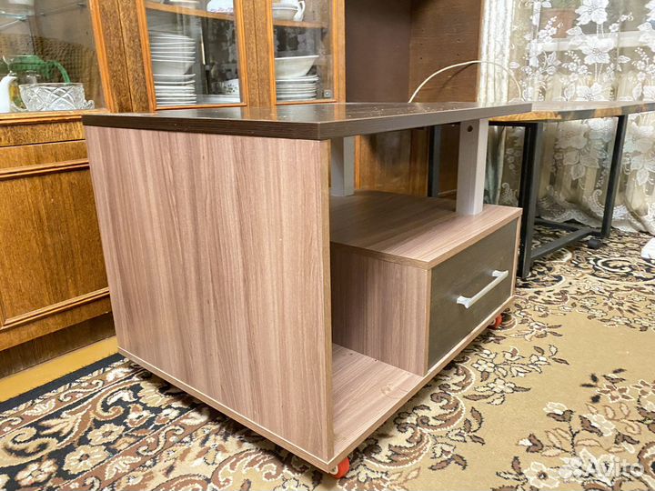 Журнальный столик на колесах