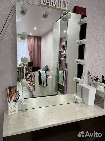 Туалетный столик с гримёрным зеркалом