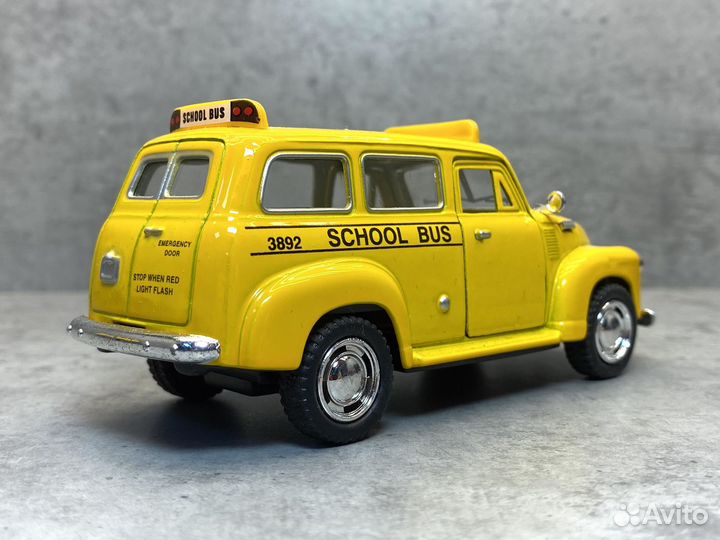 Модель Chevrolet Suburban taxi 1950 1:36 Kinsmart