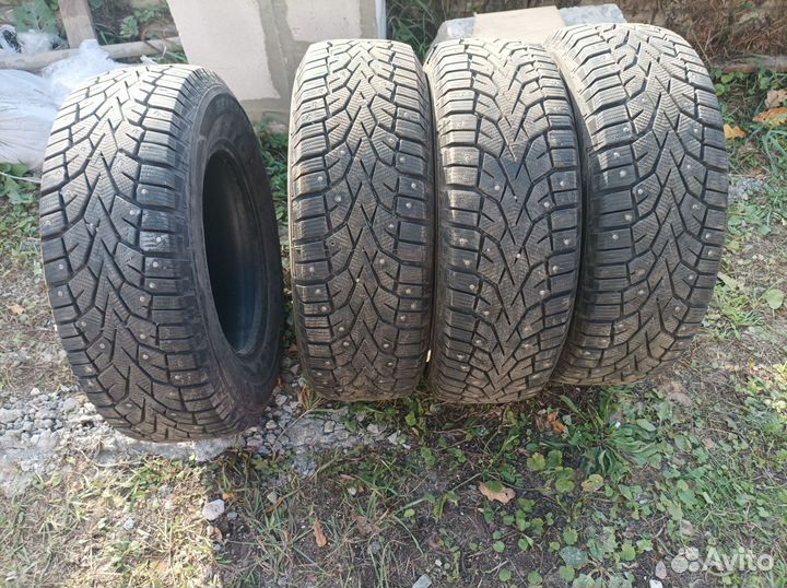 Arctic Claw Winter TXI 215/60 R15 96S