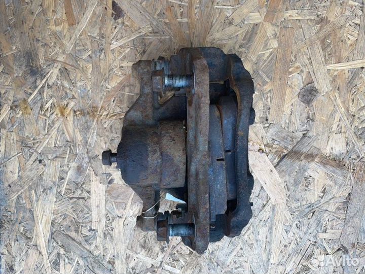 Суппорт тормозной передний Toyota Avensis