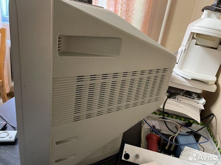 Телевизор Sharp с приставкой на 20 каналов