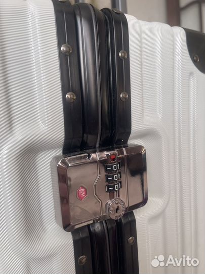 Чемодан на колесах средний