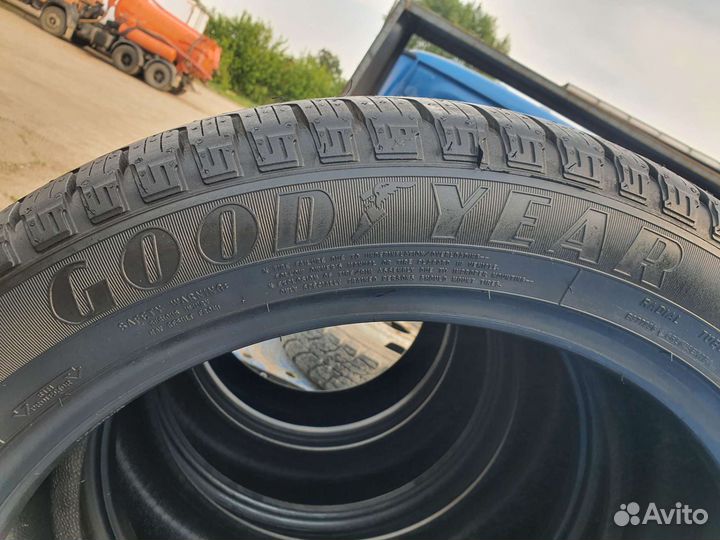 Goodyear EfficientGrip SUV 235/50 R19 99V