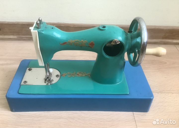 Игрушечная швейная машинка