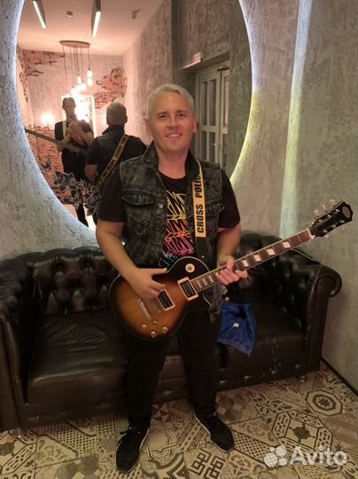 Музыкальный курьер (поющий гитарист)