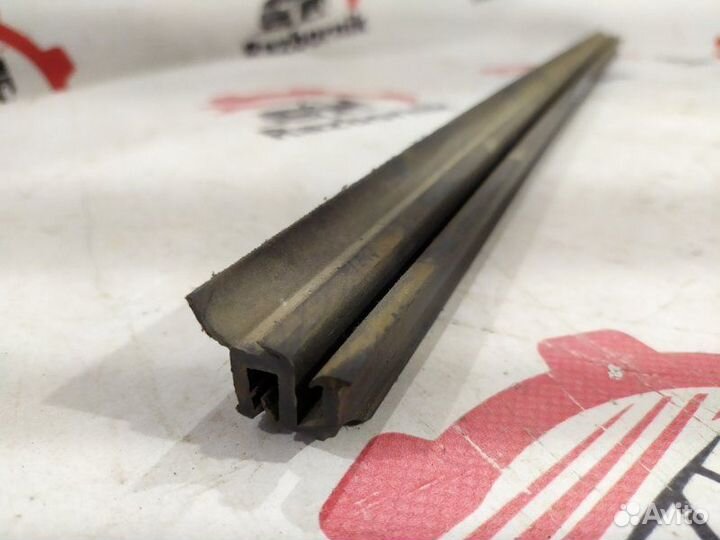 Уплотнитель стекла двери передний Mercedes Vito