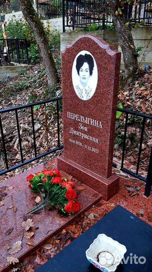 Уборка могил на кладбище