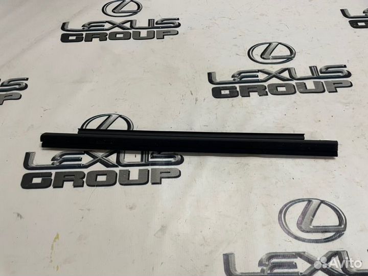 Молдинг на дверь прав. зад. Toyota RAV4