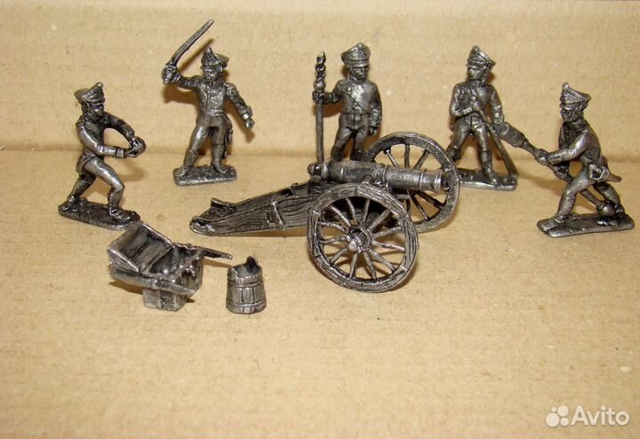 Солдатки разные, продаются сериями