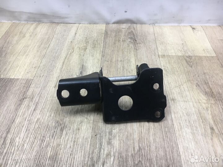 Кронштейн опоры двигателя Toyota Prius III (2009—2011)