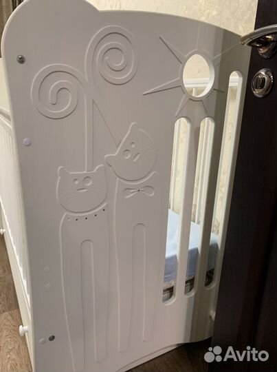 Детская кроватка с поперечным маятником