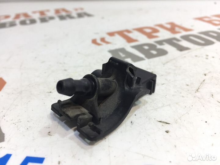 Тойота Камри Форсунка омывателя лобового стекла