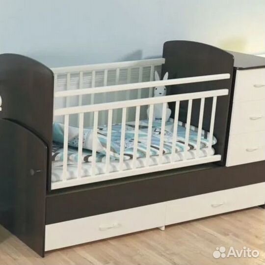 Детская кроватка с маятником и ящиком