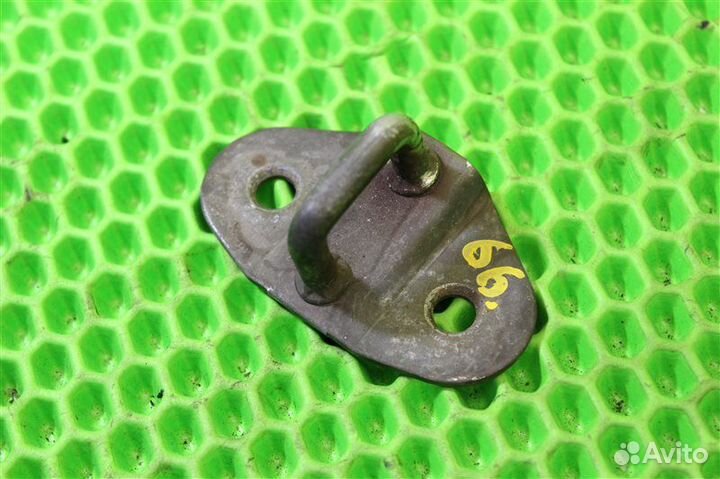 Петля замка багажника задняя Mazda Bongo SK82MN