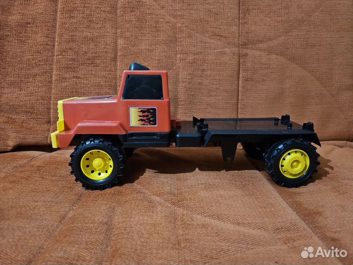 Игрушечная машина