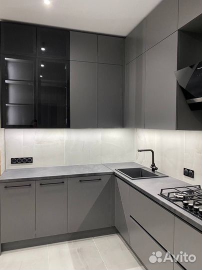 Кухонный гарнитур/ кухня со стеклянными фасадами