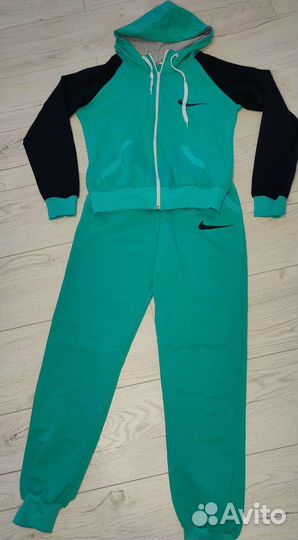 Костюм спортивный женский, новый, размер 42