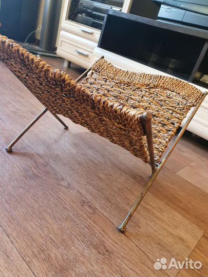 Стильная подставка-бабочка для журналов