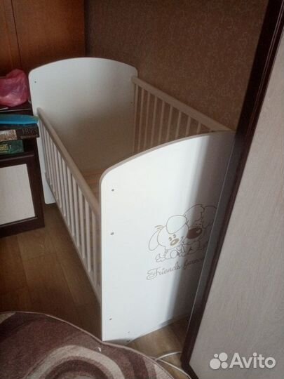 Детская кроватка с маятником и ящиком