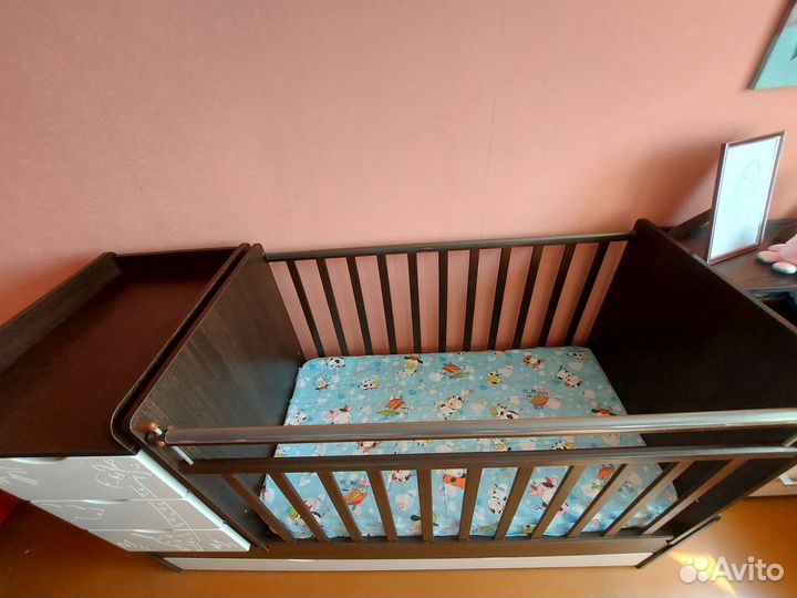 Детская кроватка и пеленальный комод