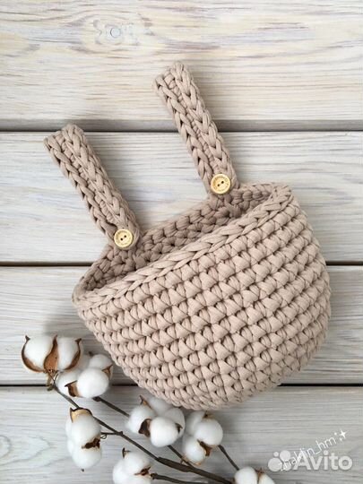 Вязаная корзина на детскую кроватку