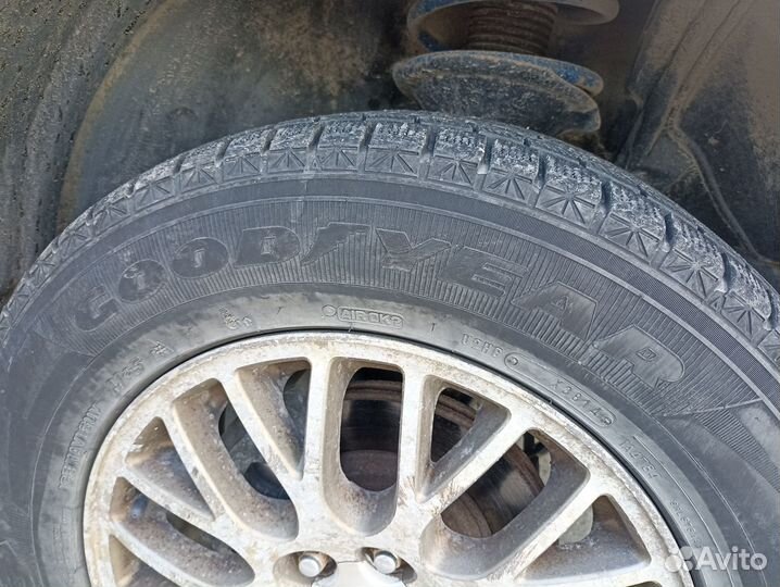 Goodyear UltraGrip SUV 215/65 R16 31K