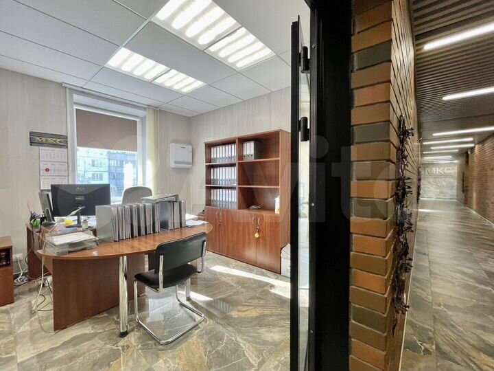 Продажа здания с арендаторами 1370 м²