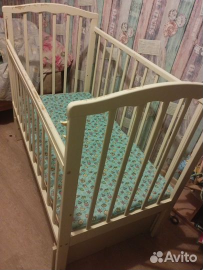 Детская кроватка с маятником