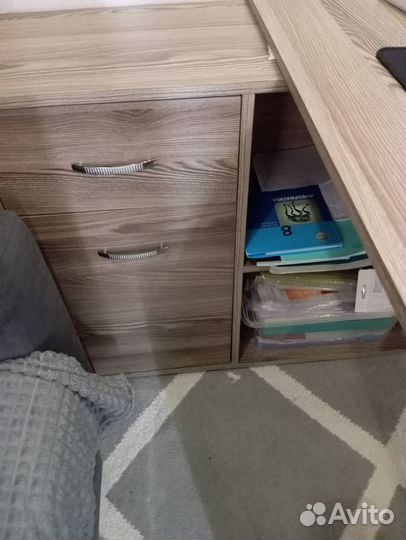 Стол письменный, состояние нового