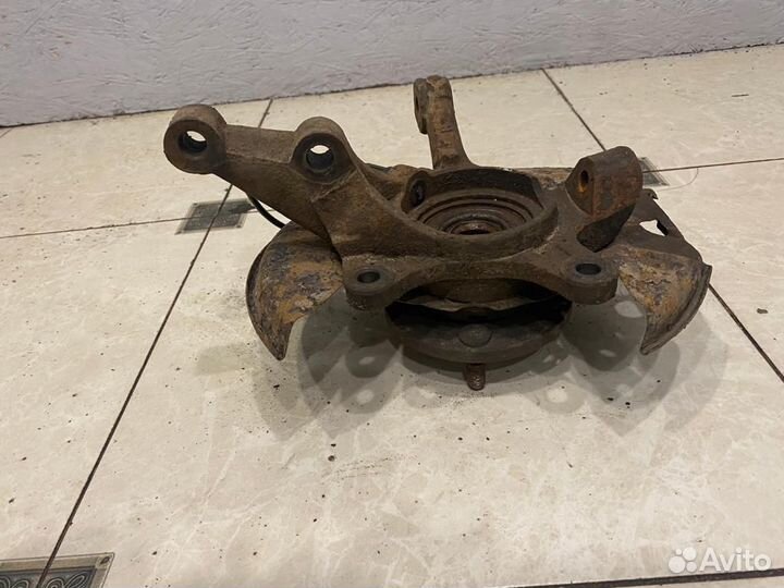 Поворотный кулак передний правый Geely мк