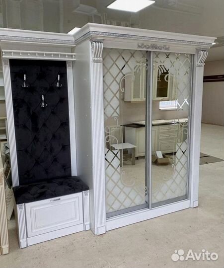 Очень красивый шкаф в прихожую Барокко