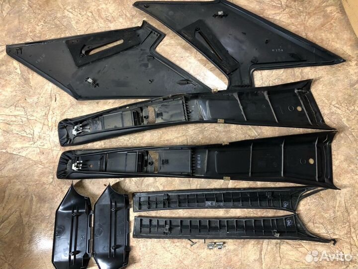 Обшивки стоек W124 седан черные