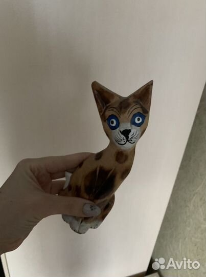 Деревянная статуэтка