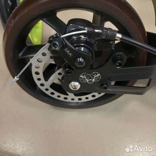 Самокат с дисковым тормозом