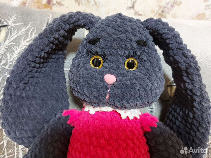 Большой плюшевый заяц