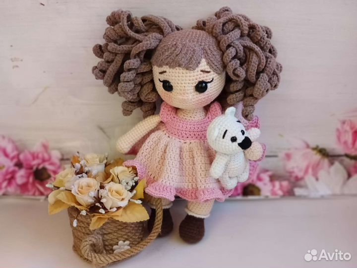 Вязаные игрушки ручной работы кукла с мишкой