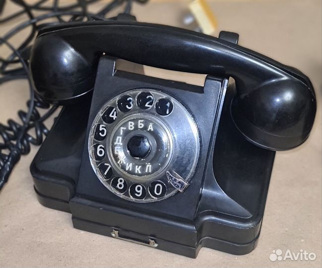 Старинный телефонный аппарат